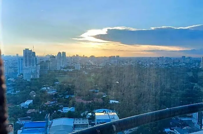 Hotel Posh Beds With View And Pools Manila